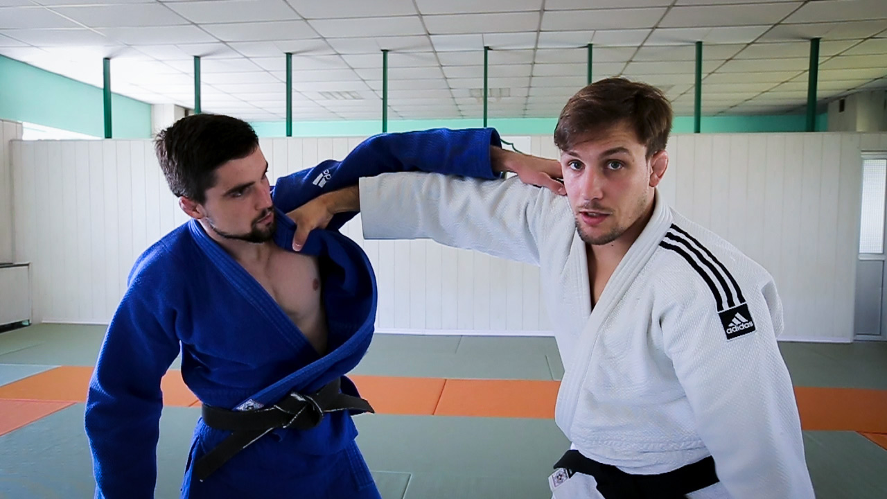 Młodzi judocy uczący się podstawowego uchwytu
